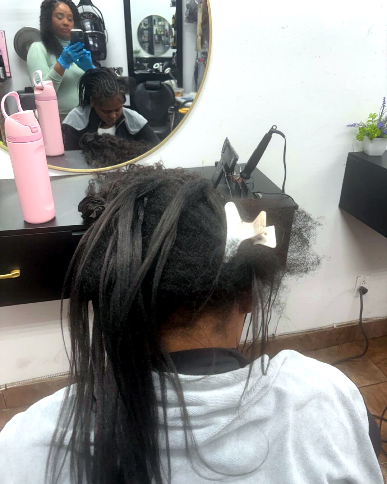 Cliente au salon pendant la réalisation de sa coiffure par Windy